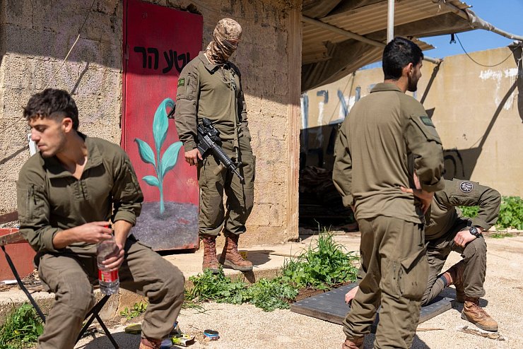 Israel will an der Grenze zum Libanon weitere Posten auf der israelischen Seite einrichten und Truppen zum Schutz vor Angriffen verstärken. - © Ariel Schalit/AP/dpa