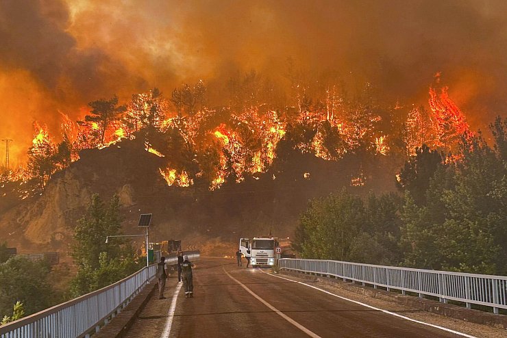 Feuerwehrleute in der Türkei konnten die schlimmsten Waldbrände inzwischen unter Kontrolle bringen. - © Ridvan Bostanci/IHA/AP/dpa
