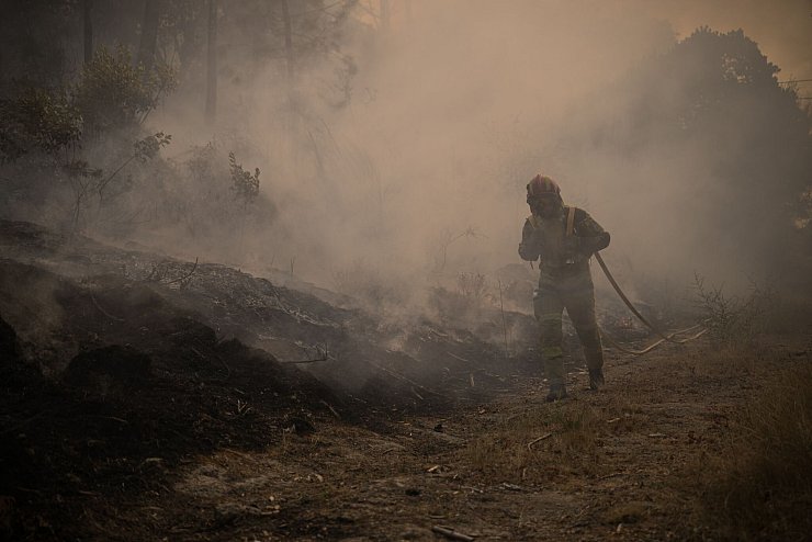 Die Brandbekämpfer am Boden sind Tag und Nacht im Einsatz gegen die Flammen in Portugal. Tagsüber werden sie von Löschflugzeugen und -hubschraubern unterstützt. - © Elena Fernandez/ZUMA Press Wire/dpa