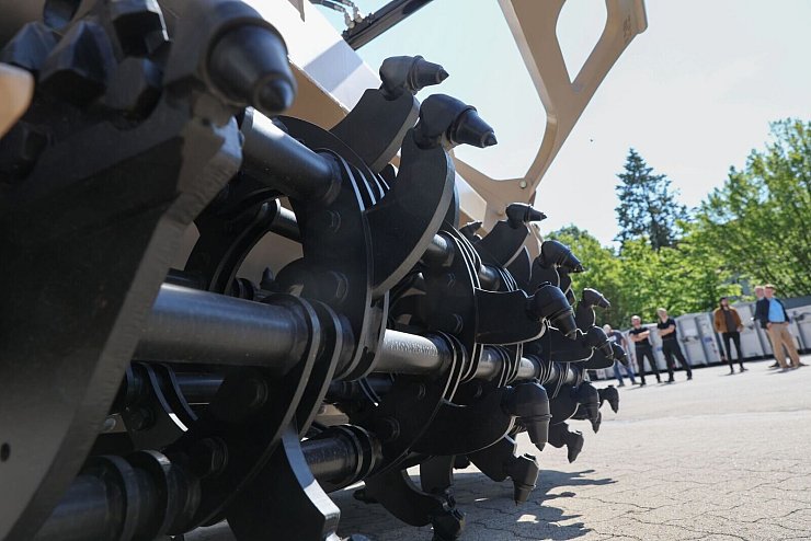 Maschinen können Vorarbeit leisten, aber die Suche mit Metalldetektoren ersetzt das nicht. (Archivbild) - © Ulrich Perrey/dpa