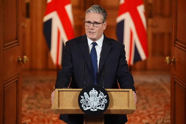 Der britische Premier Keir Starmer hat sich nach dem tödlichen Angriff auf eine Synagoge in Manchester besorgt gezeigt über wachsenden Antisemitismus in seinem Land. - © James Manning/PA Wire/dpa