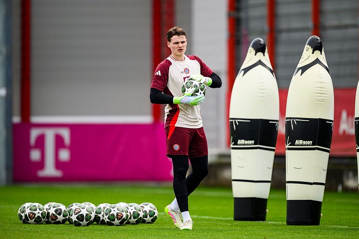 Vorbereitung auf ein ganz großes Spiel: Torwart Jonas Urbig. - © Tom Weller/dpa