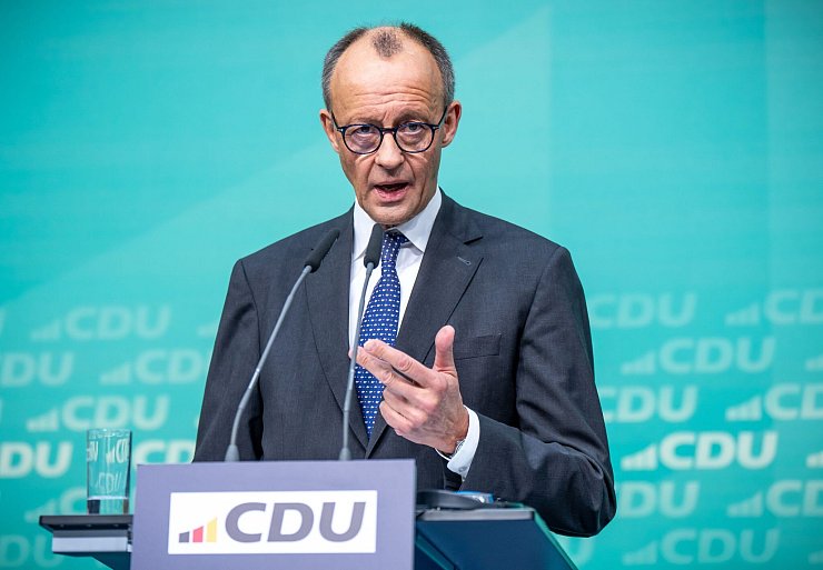 Unions-Kanzlerkandidat Friedrich Merz informiert die Öffentlichkeit, nachdem Spitzenvertreter der Europäischen Volkspartei in Berlin über ihre Schwerpunkte für 2025 beraten haben. Im Mittelpunkt standen Wirtschaft, illegale Migration und Sicherheit. Und der neue US-Präsident. - © Michael Kappeler/dpa