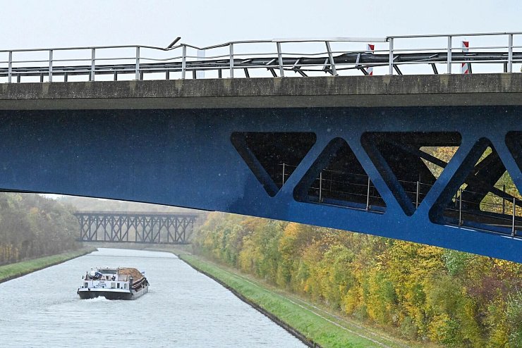 Die Polizei ermittelt zu den Hintergründen des Unfalls an der Brücke. - © Swen Pförtner/dpa