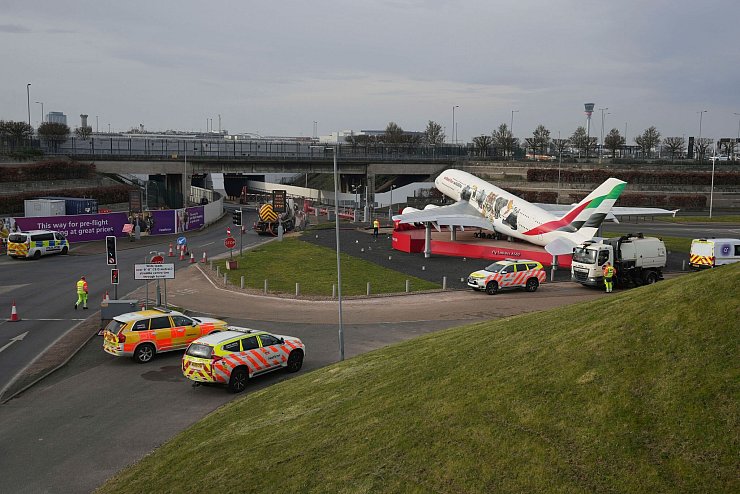 Der Flughafen bleibt voraussichtlich den ganzen Tag geschlossen. - © Kin Cheung/AP/dpa