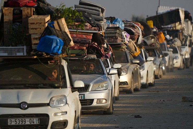 Vertriebene Palästinenser machen sich auf den Weg zu ihren Häusern im nördlichen Gazastreifen, nachdem Israel im Rahmen des Waffenstillstandsabkommens zwischen Israel und der Hamas Hunderttausenden von Palästinensern die Rückkehr erlaubt hat. - © Abdel Kareem Hana/AP/dpa