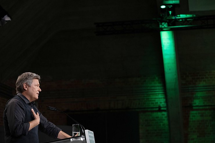 Robert Habeck ist mit sich im Reinen. - © Sebastian Christoph Gollnow/dpa