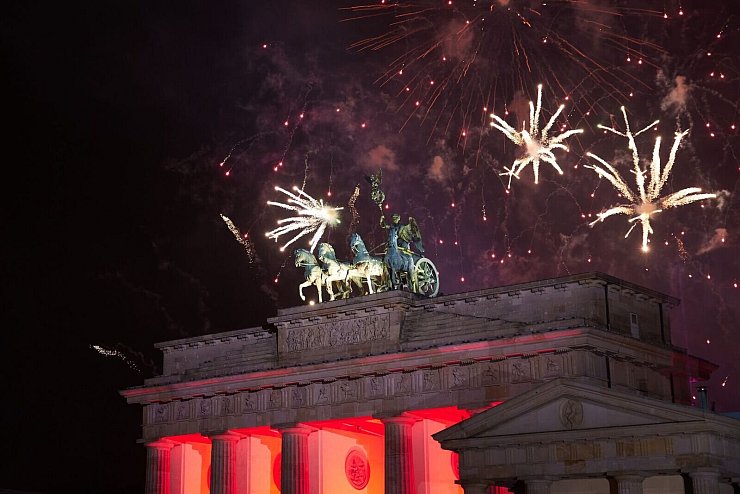 Zum Abschluss der Show gab es - wie hier beim Jahreswechsel 2024/2025 - ein Feuerwerk. (Archivbild) - © Joerg Carstensen/dpa