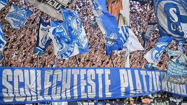 Schalkes Fans machten ihrem Unmut am Sonntag Mut. - © Bernd Thissen/dpa