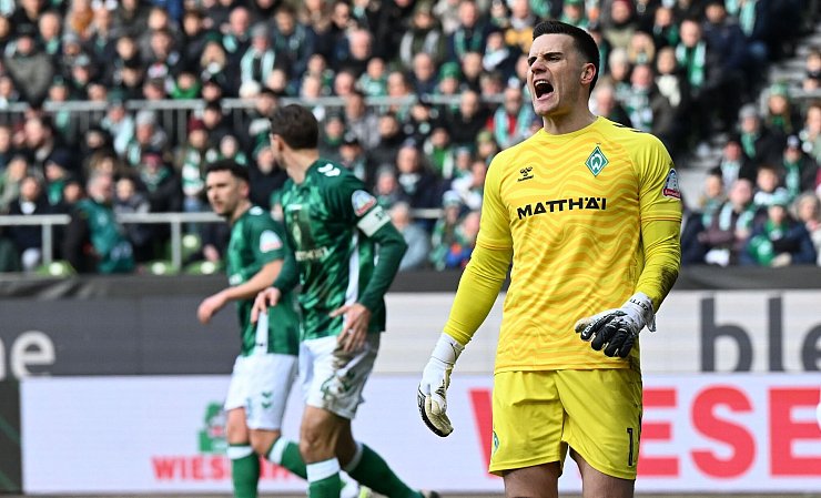 Hatte einiges an seinen Vorderleuten auszusetzen: Werder Bremens Torwart Michael Zetterer. - © Carmen Jaspersen/dpa