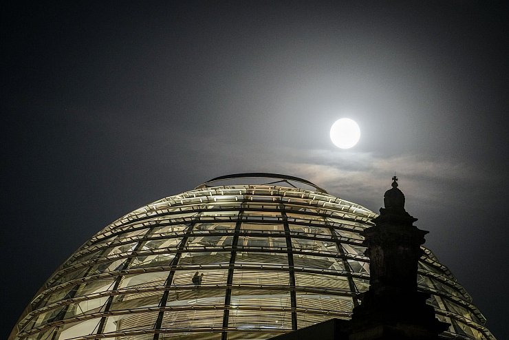 Der Vollmond leuchtete hell über der Kuppel des Reichstagsgebäudes. - © Kay Nietfeld/dpa