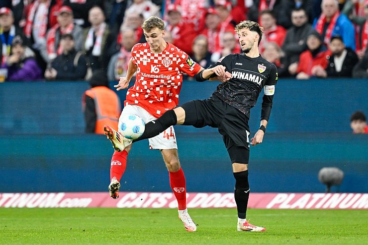 Der Mainzer Nelson Weiper (l) beendete gegen den VfB Stuttgart eine lange andauernde persönliche Durststrecke. - © Uwe Anspach/dpa