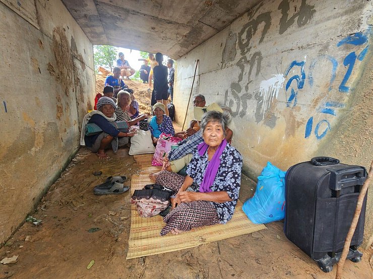 Thailänder in der umstrittenen Region bangen um ihr Leben. - © Sunny Chittawil/AP/dpa