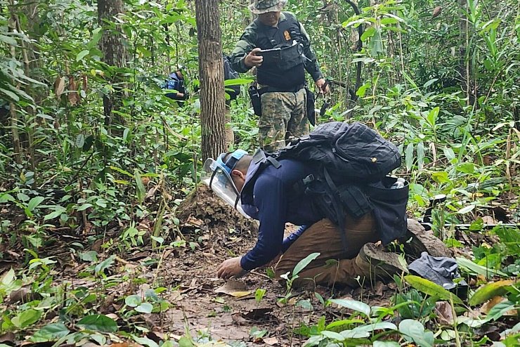 Der Grenzkonflikt zwischen den beiden Ländern schwelt schon lange. Hier inspizieren thailändische Soldaten ein Grenzgebiet. (Archivbild) - © Uncredited/Royal Thai Army/AP/dpa