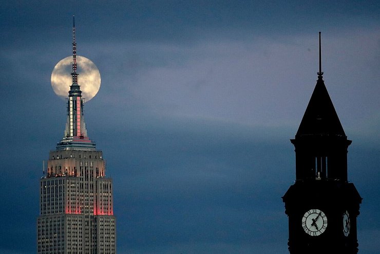 Mond und Zeit - © Julio Cortez/AP/dpa