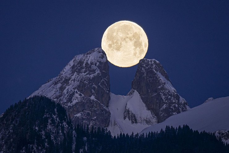 Hoch und höher: Vollmond in der Schweiz - © Anthony Anex/KEYSTONE/dpa