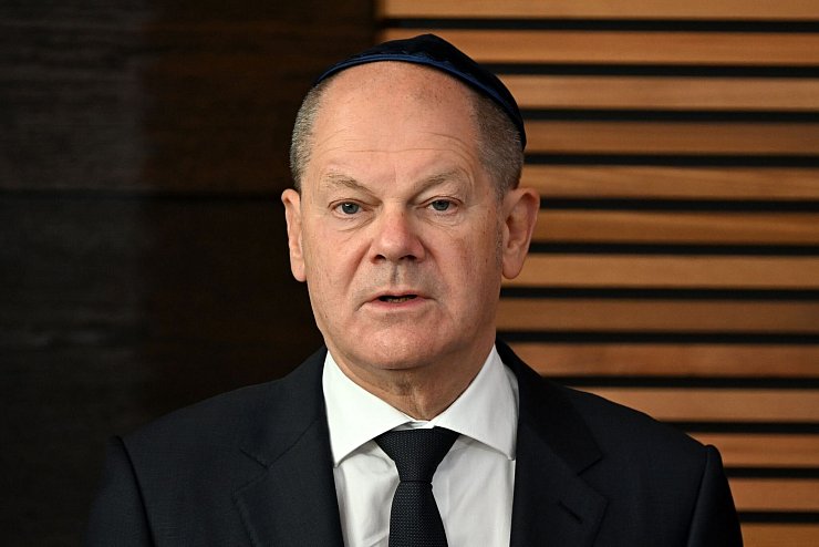 Bundeskanzler Olaf Scholz bei der Einweihung der neu erbauten Synagoge in Dessau-Roßlau. - © Hendrik Schmidt/dpa