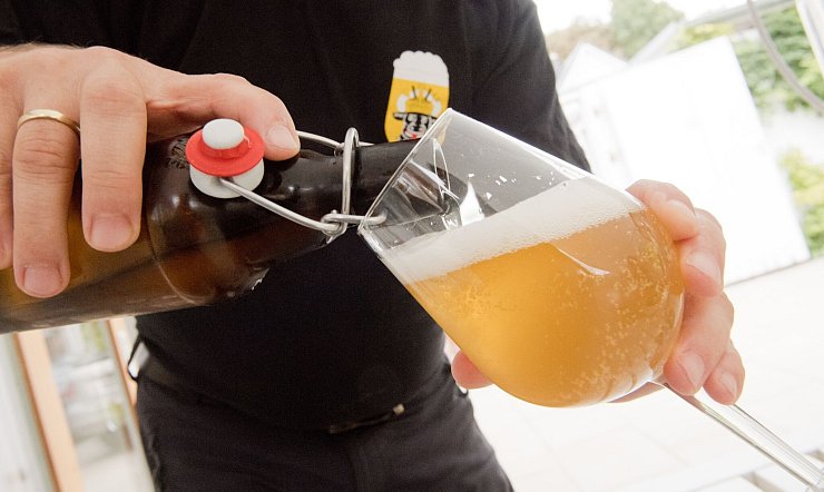 Hobbybierbrauer dürfen künftig mehr Bier steuerfrei brauen. (Archivbild) - © Stefan Sauer/dpa-Zentralbild/dpa