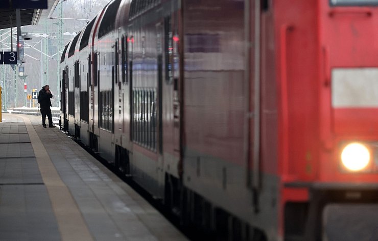 Das Deutschlandticket gilt im Nah- und Regionalverkehr. (Archivbild) - © Bernd Wüstneck/dpa