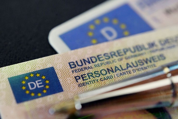 Wer einen neuen Ausweis beantragt, muss bald kein ausgedrucktes Bild mehr mitbringen. (Archivbild) - © Marijan Murat/dpa