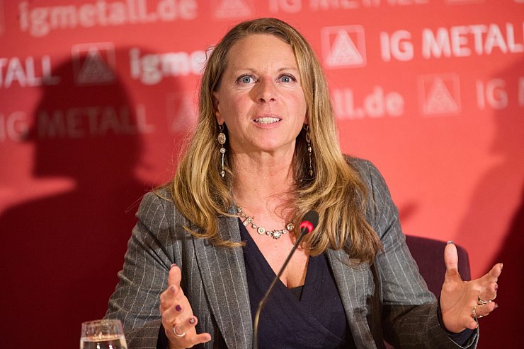 IG-Metall-Tarif-Vorständin Nadine Boguslawski erläutert den Abschluss. - © Georg Wendt/dpa