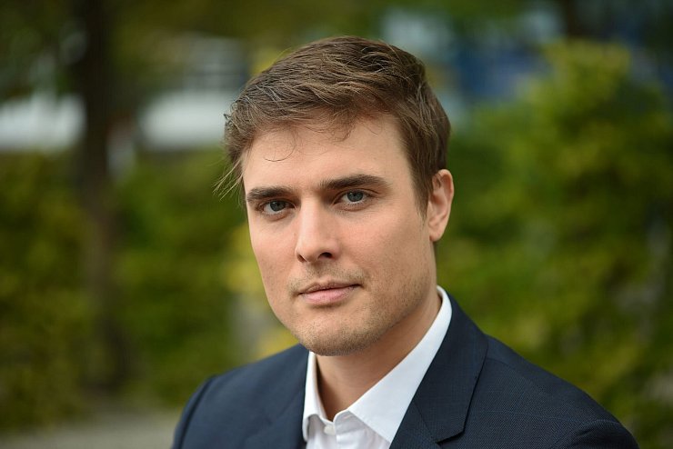 Schreiber kennen viele auch als Autor. (Archivbild) - © Uwe Zucchi/dpa