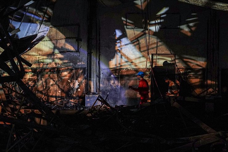 Bei einem Brand ist die Halle im irakischen Al-Hamdaniya eingestürzt und ausgebrannt. - © Ismael Adnan/dpa