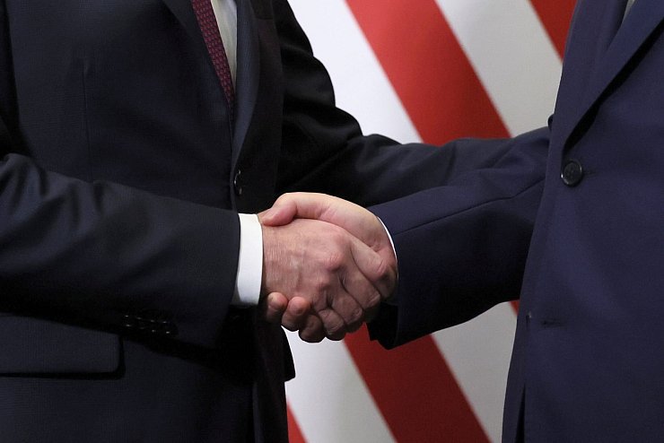 Biden und Xi geben sich die Hand. - © Leah Millis/Pool Reuters/AP/dpa