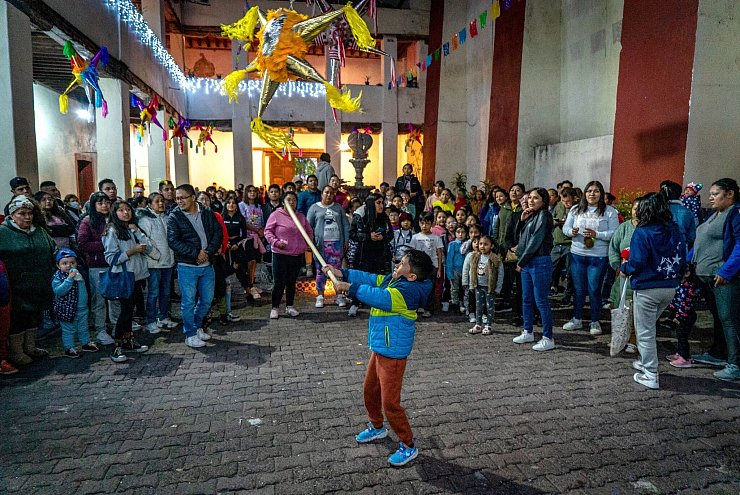 Geht die Piñata kaputt, regnet es Süßes. - © Jair Cabrera Torres/dpa