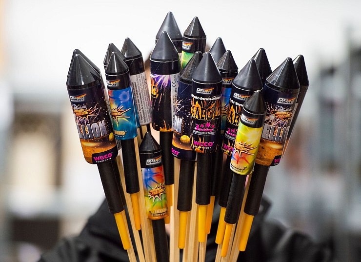 Für einige sind Silvesterraketen der größte Spaß des Jahres. (Archivbild) - © Christophe Gateau/Deutsche Presse-Agentur GmbH/dpa