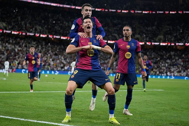 Was für ein Auftritt des FC Barcelona gegen Real! Findet auch Robert Lewandowski (v). - © Altaf Qadri/AP/dpa