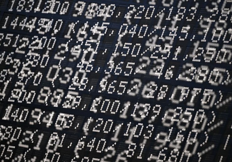 Im Dax fallen die Kurse kräftig (Archivfoto). - © Arne Dedert/dpa