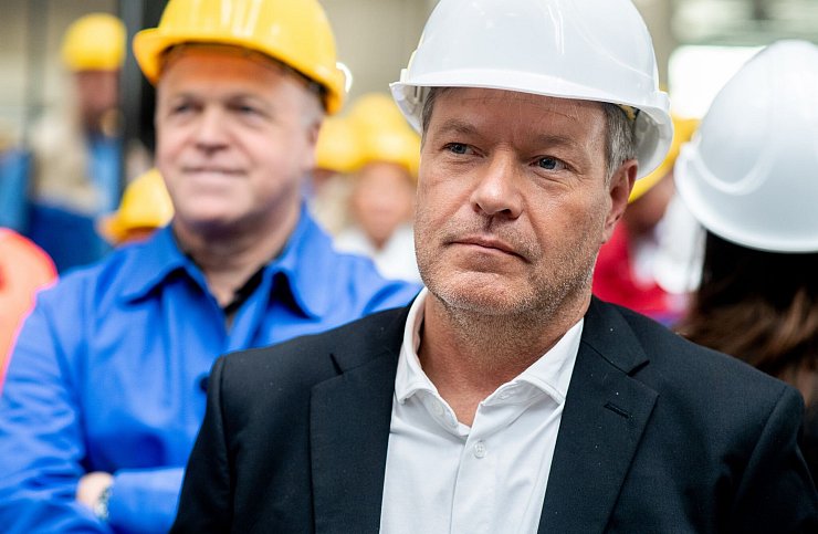 Am Vortag noch bei der kriselnden Meyer Werft, nun besucht Wirtschaftsminister Habeck das VW-Werk in Emden. - © Hauke-Christian Dittrich/dpa