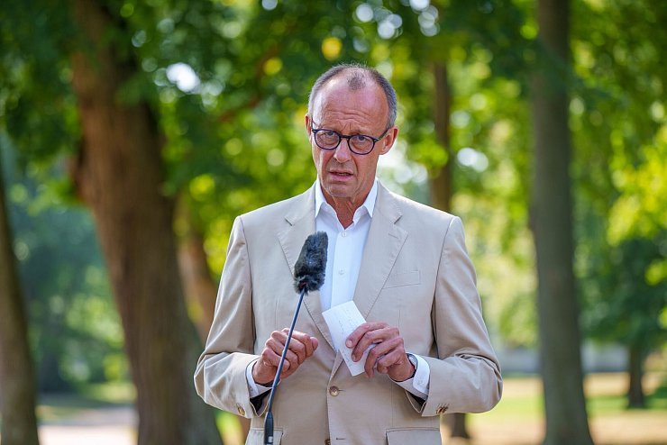 CDU-Chef Friedrich Merz hält die Haushaltspolitik der Ampel für unseriös. (Archivfoto) - © Michael Kappeler/dpa