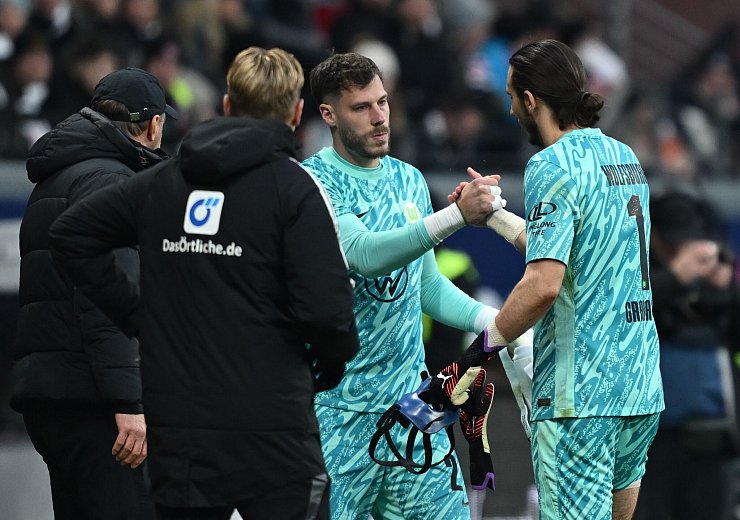 Marius Müller ersetzte Kamil Grabara gegen Eintracht Frankfurt im Wolfsburger Tor und gab damit im Alter von 31 Jahren sein Bundesliga-Debüt. - © Arne Dedert/dpa