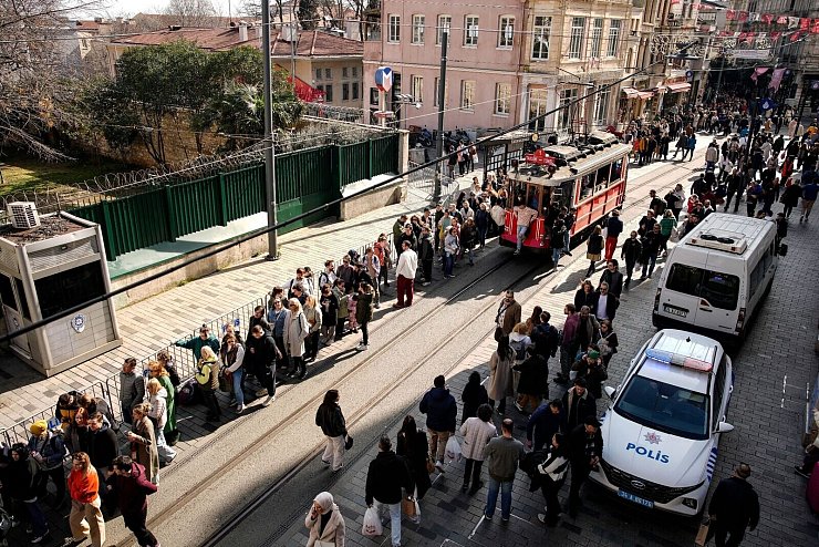 Menschen stehen vor dem russischen Konsulat in Istanbul Schlange, um dort zu wählen. - © Emrah Gurel/AP/dpa
