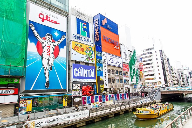 Der perfekte Hintergrund für Selfies: der «Glico Man», eine kultverdächtige Leuchtreklame nahe der Ebisu-Brücke. - © Osaka Convention & Tourism Bureau/dpa-tmn