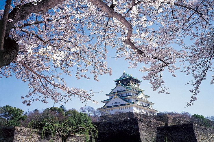 Osaka Castle: Die von einem Park umgebene Burg ist ein Ruhepunkt für all diejenigen, die dem Trubel der Innenstadt einmal entkommen wollen. - © Osaka Convention & Tourism Bureau/dpa-tmn
