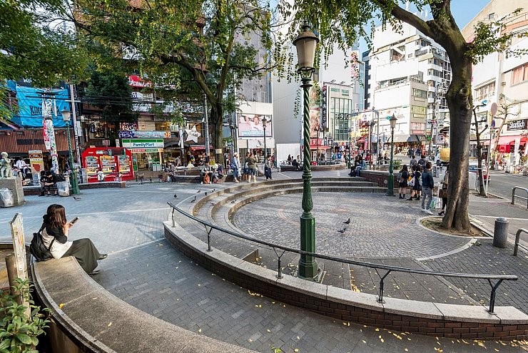 Rund um den Sankaku Park decken sich Osakas Hipster mit Vintage-Kleidung ein. - © Osaka Convention & Tourism Bureau/dpa-tmn