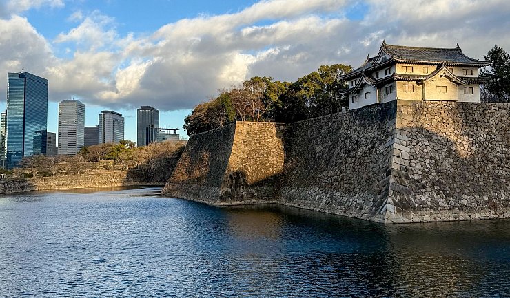 Perspektive der Gegensätze: Skyline und Burg von Osaka. - © Ralf Johnen/dpa-tmn
