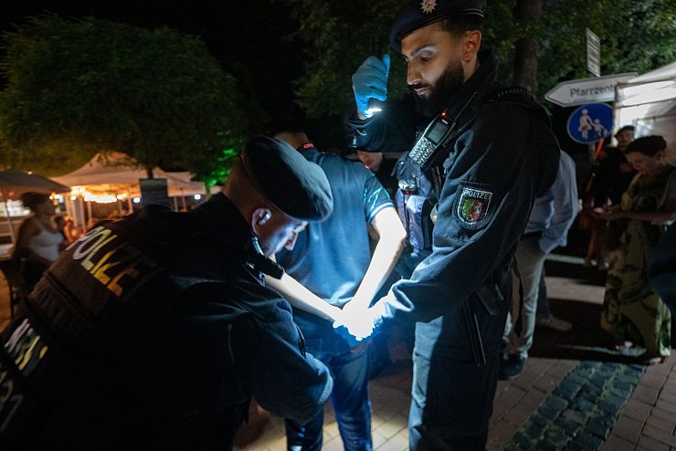 Mehr Polizei, mehr Kontrollen: Wüst und Reul bei Volksfest - © Benjamin Westhoff/dpa