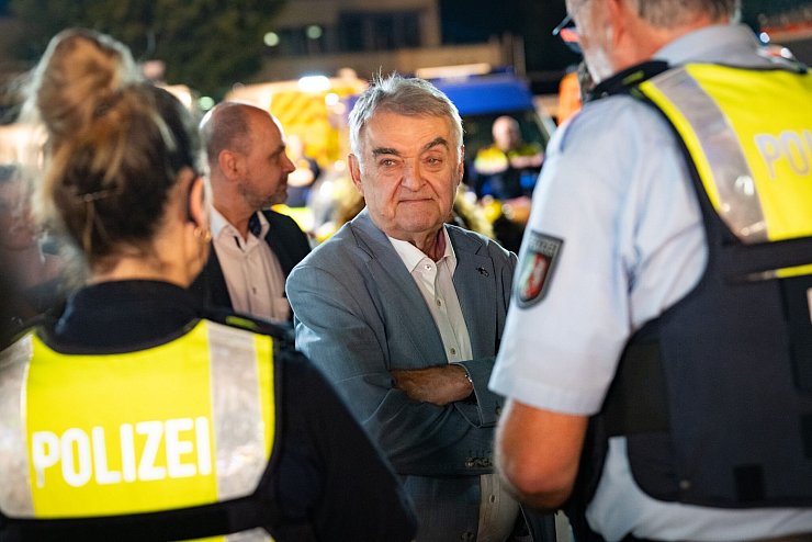 Mehr Polizei, mehr Kontrollen: Wüst und Reul bei Volksfest - © Benjamin Westhoff/dpa