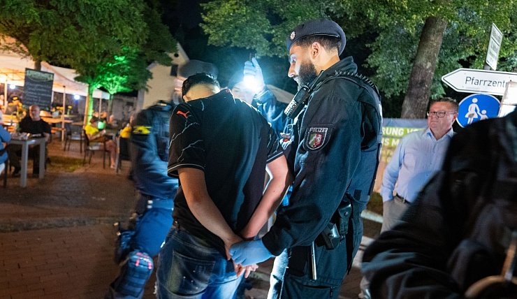 Mehr Polizei, mehr Kontrollen: Wüst und Reul bei Volksfest - © Benjamin Westhoff/dpa