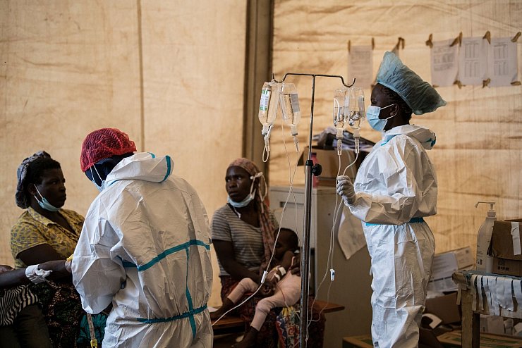 Gesundheitspersonal mit Cholera-Patienten in einem Behandlungszentrum (Archivbild) - © Thoko Chikondi/AP/dpa