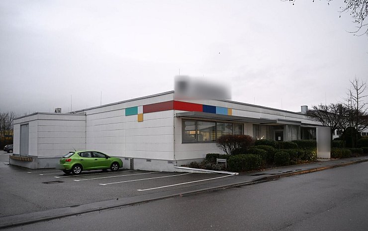Am Tag danach suchten Ermittler nach Spuren in der Firma. - © Bernd Weißbrod/dpa