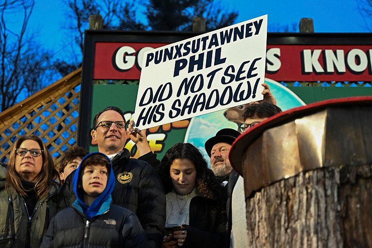 Noch einmal Schwarz auf Weiß: Punxsutawney Phil hat seinen Schatten nicht gesehen. - © Barry Reeger/FR171704 AP/dpa