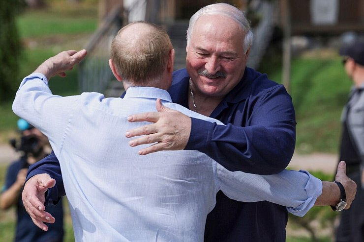 Putin und Lukaschenko treffen sich zum zweiten Mal im Kloster Walaam auf einer Insel im Ladogasee. - © Gavriil Grigorov/Pool Sputnik Kremlin/AP/dpa