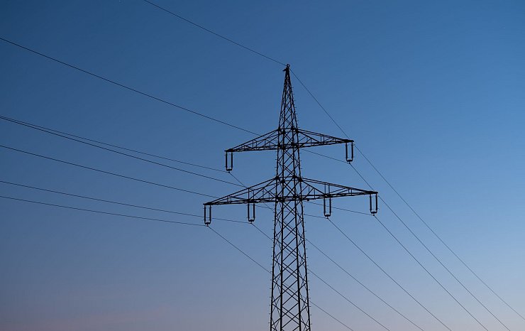 Der Ausbau der Stromnetze kostet viel Geld. - © Silas Stein/dpa