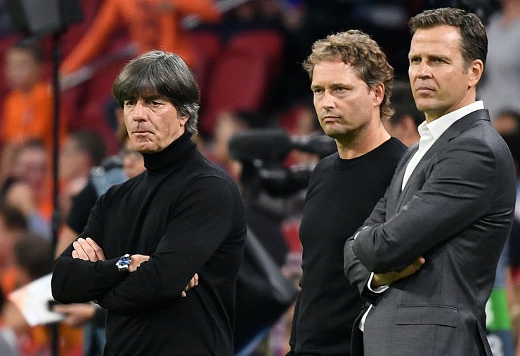 Betretene Gesichter bei den DFB-Verantwortlichen nach dem 0:3 gegen Oranje. - © Ina Fassbender/dpa