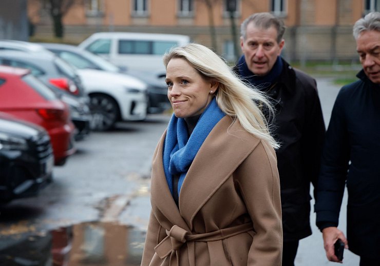 Stephan Hensel (hinten), Ex-Ehemann und Vater der Kinder von C. Block, und seine Frau Astrid Have kommen mit Gerd Uecker (r), Familienanwalt von S. Hensel, zur Fortsetzung des Prozesses. - © Georg Wendt/dpa